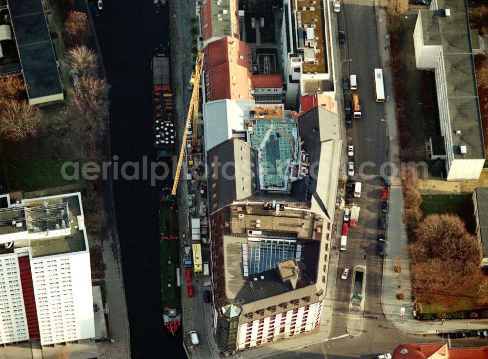 Aerial photograph Berlin - Bereich Wallstraße, Fischerinsel in Berlin - Mitte mit dem Umbau des Büro- und Geschäftshauses an der Wallstraße 76-79 und Märkisches Ufer Nr. 6/8 zur Australischen Botschaft, der Property group department of finance and administration. Ein Projekt der Firma FÜSSLER GmbH & Co (Weinbrennerstraße 18 in 76135 Karlsruhe, Tel.: 0721-85004133)