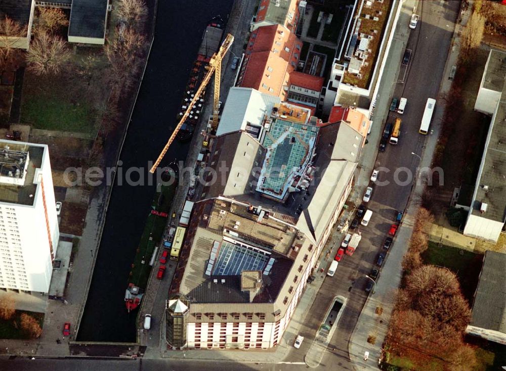 Berlin from above - Bereich Wallstraße, Fischerinsel in Berlin - Mitte mit dem Umbau des Büro- und Geschäftshauses an der Wallstraße 76-79 und Märkisches Ufer Nr. 6/8 zur Australischen Botschaft, der Property group department of finance and administration. Ein Projekt der Firma FÜSSLER GmbH & Co (Weinbrennerstraße 18 in 76135 Karlsruhe, Tel.: 0721-85004133)