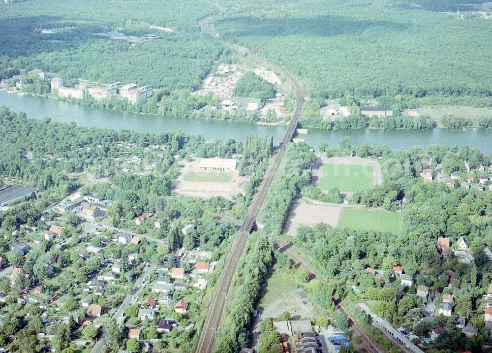 Berlin - Köpenick from the bird's eye view: Bereich zwischen dem Ernst-Grube-Parj und Stadion in Berlin - Köpenick und der Kleingartensiedlung an der Köllnischen Heide in Berlin - Ádlershof (Treptow).