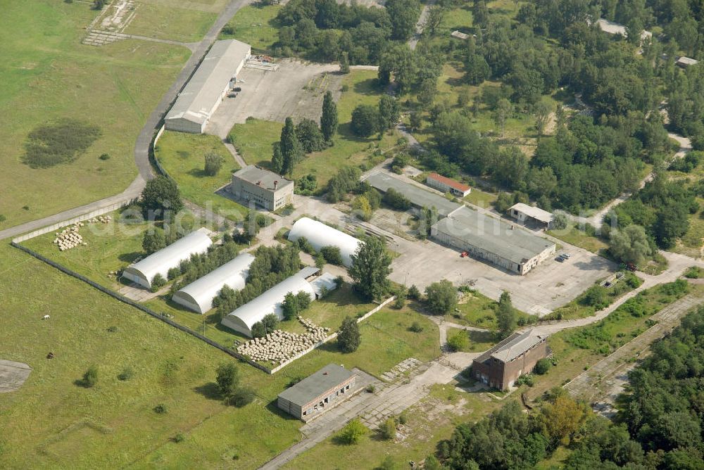 BRANDENBURG BRIEST from the bird's eye view: Blick auf als Gewerbeflächen genutzte Bereiche des alten NVA / Bundeswehr - Flugplatz Briest. Die Grundstückseigentümerin Bundesanstalt für Immobilienaufgaben (Bima) will hier einen Solarenergie-Produzenten ansiedeln. View of commercial space used as parts of the old army / armed forces - the airport Briest.