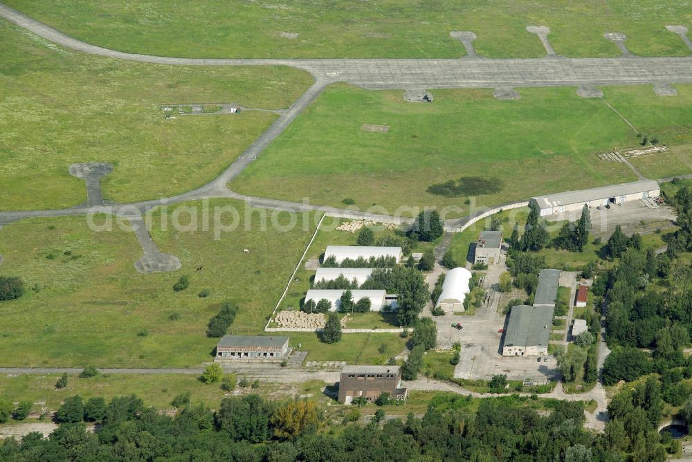 Aerial photograph BRANDENBURG BRIEST - Blick auf als Gewerbeflächen genutzte Bereiche des alten NVA / Bundeswehr - Flugplatz Briest. Die Grundstückseigentümerin Bundesanstalt für Immobilienaufgaben (Bima) will hier einen Solarenergie-Produzenten ansiedeln. View of commercial space used as parts of the old army / armed forces - the airport Briest.