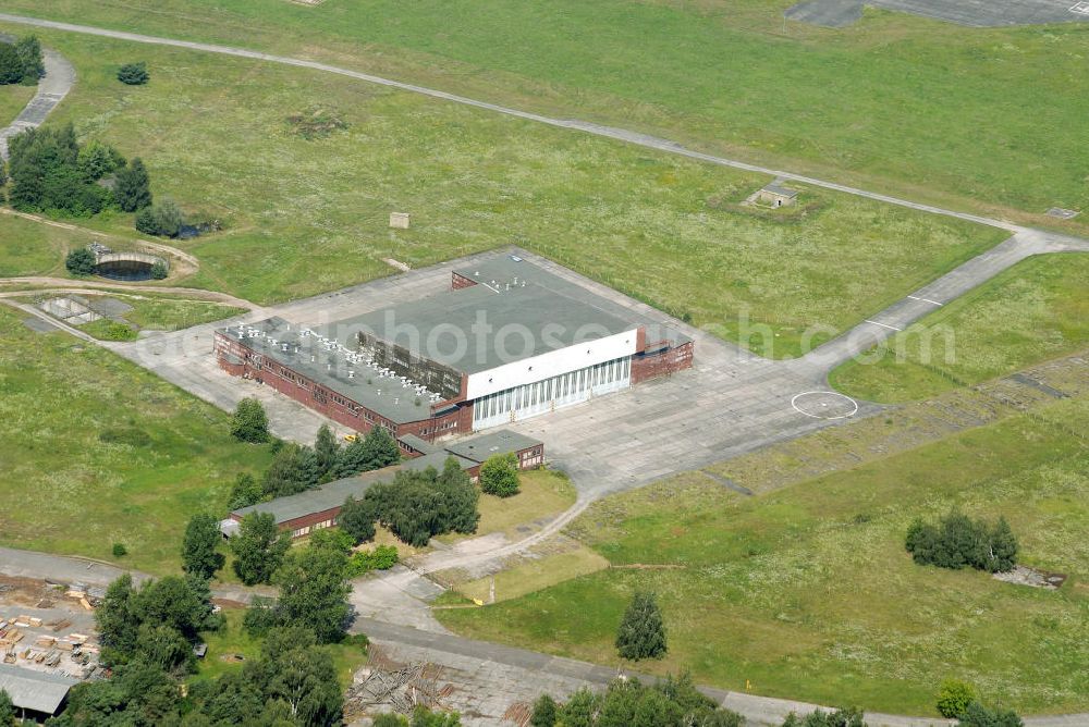 BRANDENBURG BRIEST from above - Blick auf als Gewerbeflächen genutzte Bereiche des alten NVA / Bundeswehr - Flugplatz Briest. Die Grundstückseigentümerin Bundesanstalt für Immobilienaufgaben (Bima) will hier einen Solarenergie-Produzenten ansiedeln. View of commercial space used as parts of the old army / armed forces - the airport Briest.