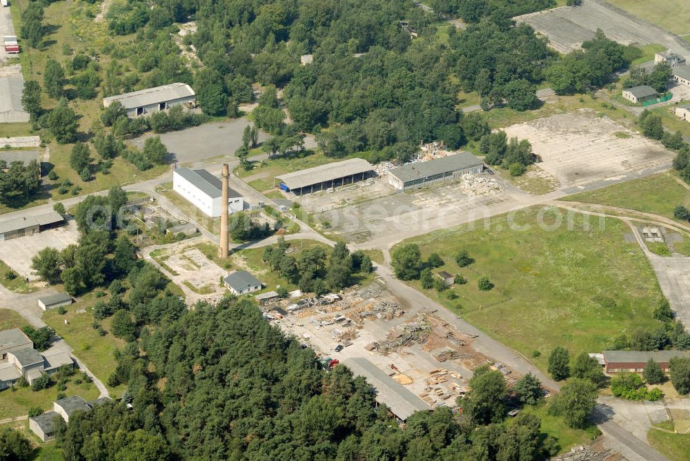 BRANDENBURG BRIEST from the bird's eye view: Blick auf als Gewerbeflächen genutzte Bereiche des alten NVA / Bundeswehr - Flugplatz Briest. Die Grundstückseigentümerin Bundesanstalt für Immobilienaufgaben (Bima) will hier einen Solarenergie-Produzenten ansiedeln. View of commercial space used as parts of the old army / armed forces - the airport Briest.