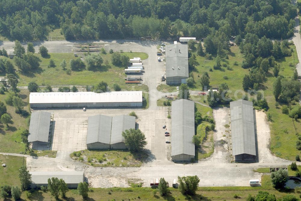 BRANDENBURG BRIEST from above - Blick auf als Gewerbeflächen genutzte Bereiche des alten NVA / Bundeswehr - Flugplatz Briest. Die Grundstückseigentümerin Bundesanstalt für Immobilienaufgaben (Bima) will hier einen Solarenergie-Produzenten ansiedeln. View of commercial space used as parts of the old army / armed forces - the airport Briest.