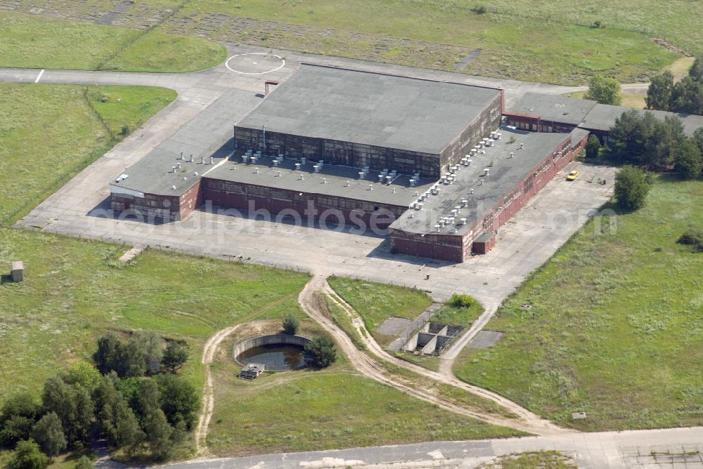 Aerial photograph BRANDENBURG BRIEST - Blick auf als Gewerbeflächen genutzte Bereiche des alten NVA / Bundeswehr - Flugplatz Briest. Die Grundstückseigentümerin Bundesanstalt für Immobilienaufgaben (Bima) will hier einen Solarenergie-Produzenten ansiedeln. View of commercial space used as parts of the old army / armed forces - the airport Briest.