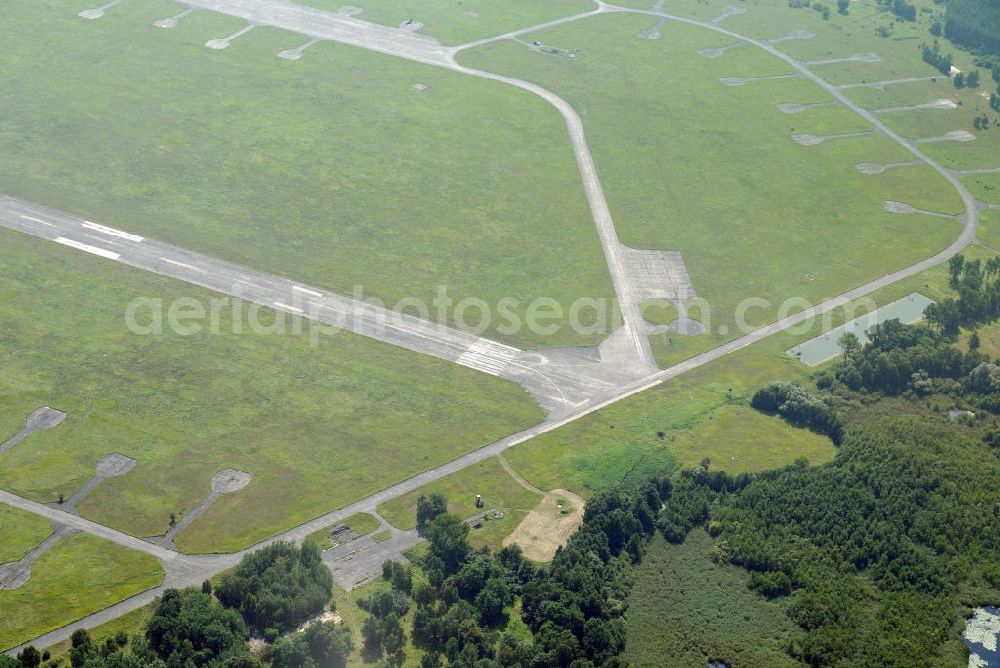 BRANDENBURG BRIEST from above - Blick auf als Gewerbeflächen genutzte Bereiche des alten NVA / Bundeswehr - Flugplatz Briest. Die Grundstückseigentümerin Bundesanstalt für Immobilienaufgaben (Bima) will hier einen Solarenergie-Produzenten ansiedeln. View of commercial space used as parts of the old army / armed forces - the airport Briest.