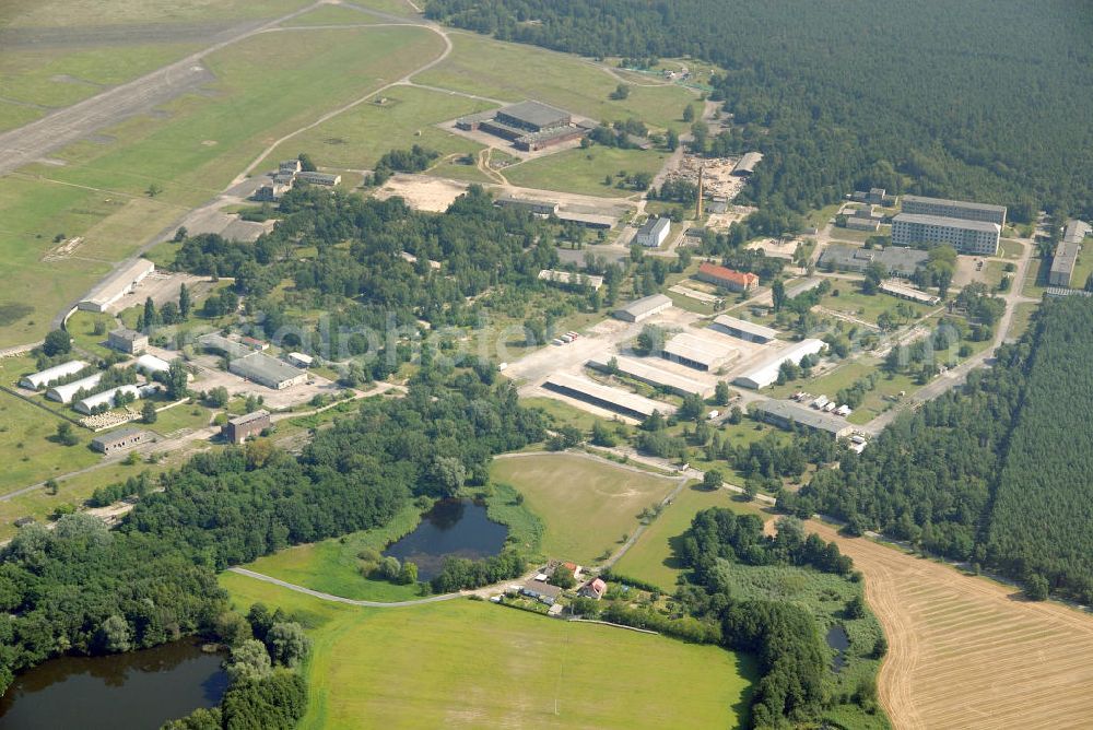 BRANDENBURG BRIEST from the bird's eye view: Blick auf als Gewerbeflächen genutzte Bereiche des alten NVA / Bundeswehr - Flugplatz Briest. Die Grundstückseigentümerin Bundesanstalt für Immobilienaufgaben (Bima) will hier einen Solarenergie-Produzenten ansiedeln. View of commercial space used as parts of the old army / armed forces - the airport Briest.