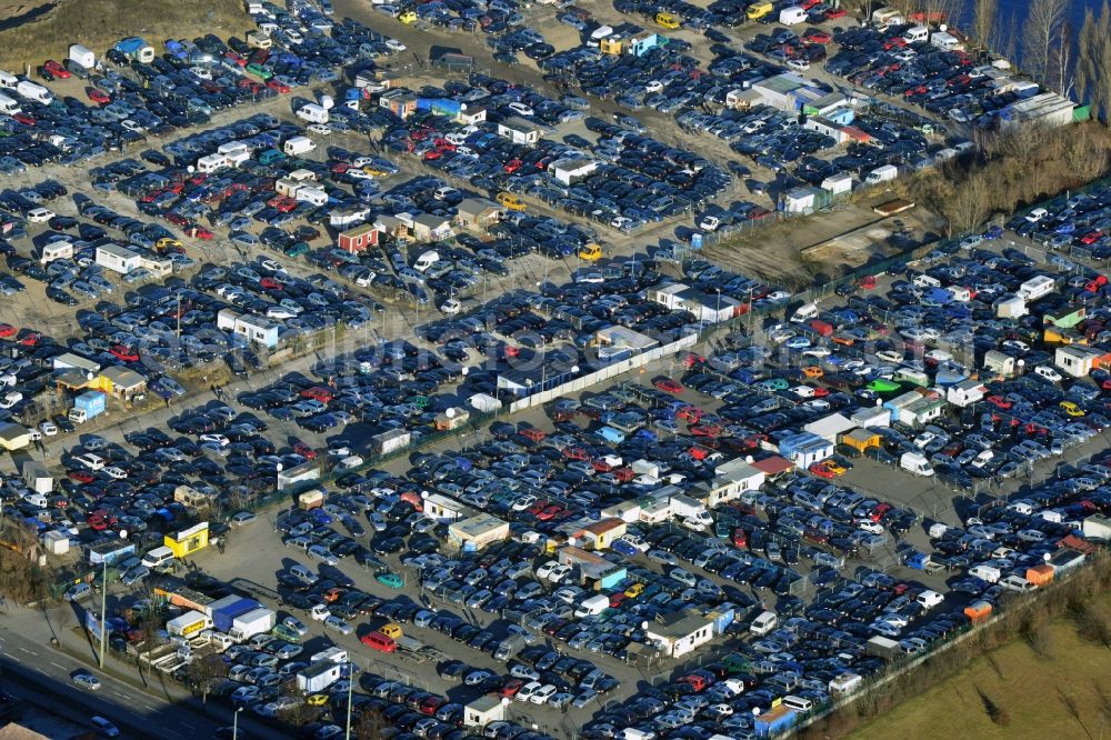 Aerial image Berlin - Car mart at the street Schnellerstrasse in the district Schoeneweide of Berlin