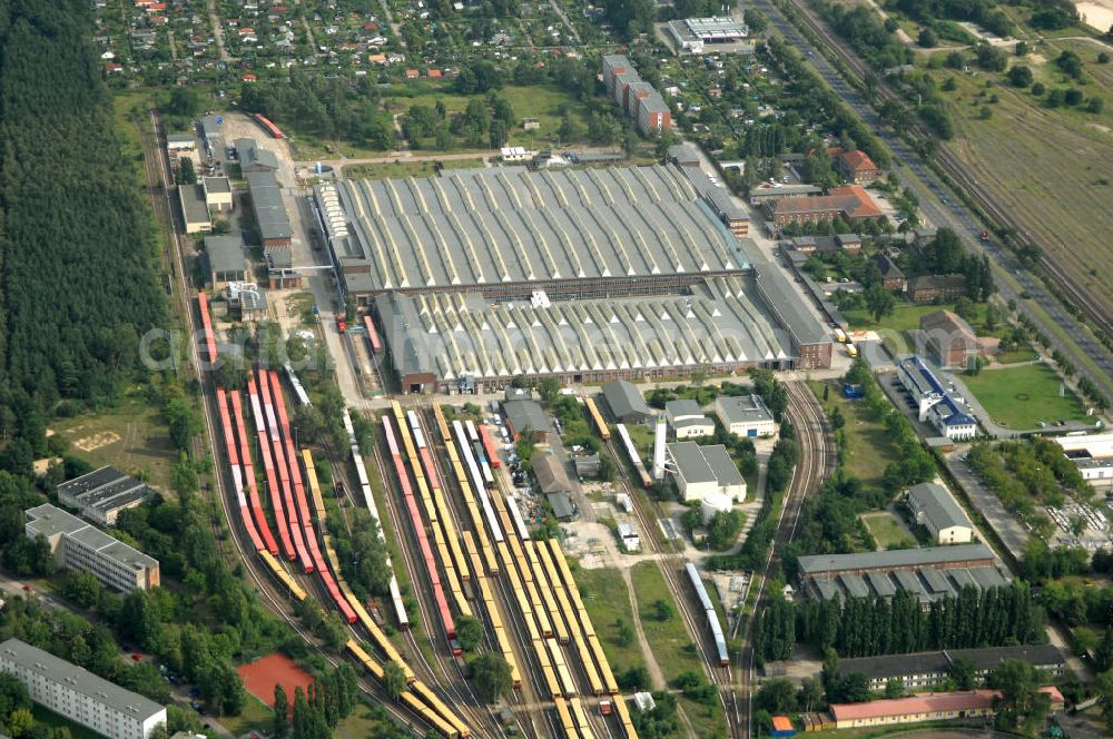 Aerial image Berlin - Blick auf die überfüllten Abstellgleise vor den Reparaturhallen der S-Bahn-Hauptwerkstatt / Bahnbetriebswerk, auf Grund wiederholter Mängelfälle, in Berlin-Schöneweide. View of the overcrowded sidings with city trains in front of the engine terminal / facilities in Berlin-Niederschöneweide.