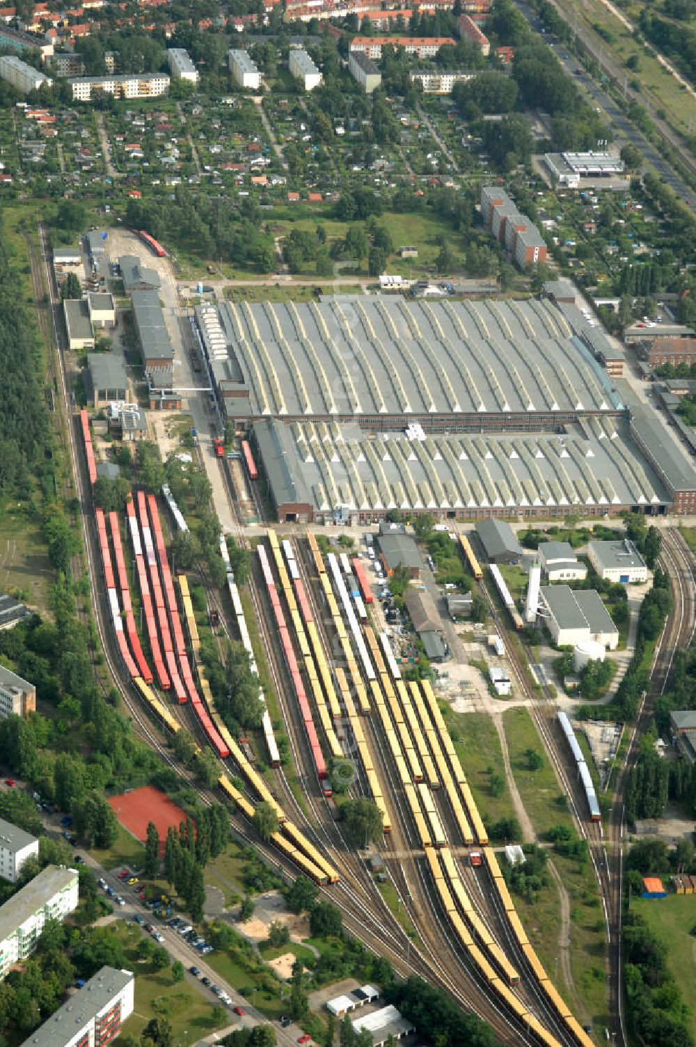 Aerial photograph Berlin - Blick auf die überfüllten Abstellgleise vor den Reparaturhallen der S-Bahn-Hauptwerkstatt / Bahnbetriebswerk, auf Grund wiederholter Mängelfälle, in Berlin-Schöneweide. View of the overcrowded sidings with city trains in front of the engine terminal / facilities in Berlin-Niederschöneweide.