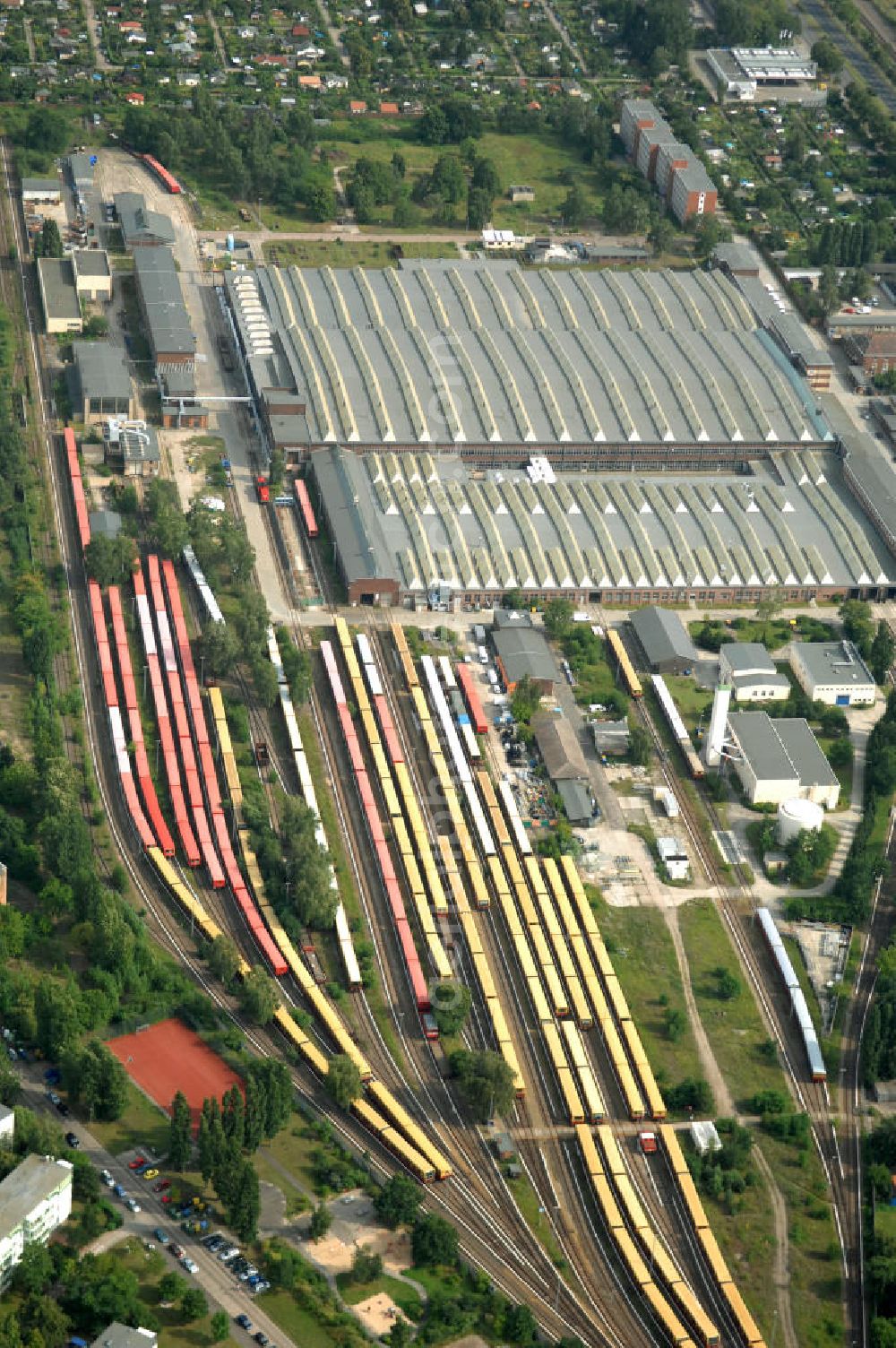 Berlin from above - Blick auf die überfüllten Abstellgleise vor den Reparaturhallen der S-Bahn-Hauptwerkstatt / Bahnbetriebswerk, auf Grund wiederholter Mängelfälle, in Berlin-Schöneweide. View of the overcrowded sidings with city trains in front of the engine terminal / facilities in Berlin-Niederschöneweide.