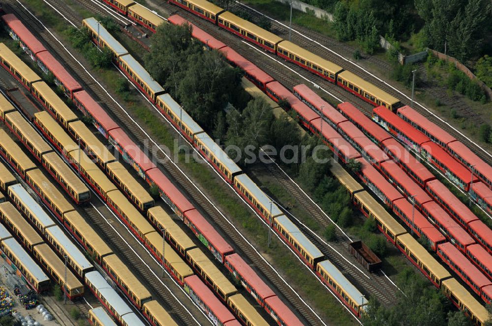 Aerial image Berlin - Blick auf die überfüllten Abstellgleise vor den Reparaturhallen der S-Bahn-Hauptwerkstatt / Bahnbetriebswerk, auf Grund wiederholter Mängelfälle, in Berlin-Schöneweide. View of the overcrowded sidings with city trains in front of the engine terminal / facilities in Berlin-Niederschöneweide.