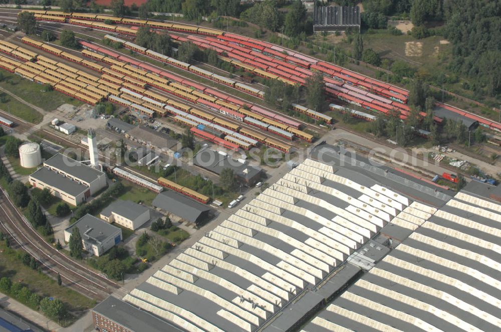 Aerial photograph Berlin - Blick auf die überfüllten Abstellgleise vor den Reparaturhallen der S-Bahn-Hauptwerkstatt / Bahnbetriebswerk, auf Grund wiederholter Mängelfälle, in Berlin-Schöneweide. View of the overcrowded sidings with city trains in front of the engine terminal / facilities in Berlin-Niederschöneweide.