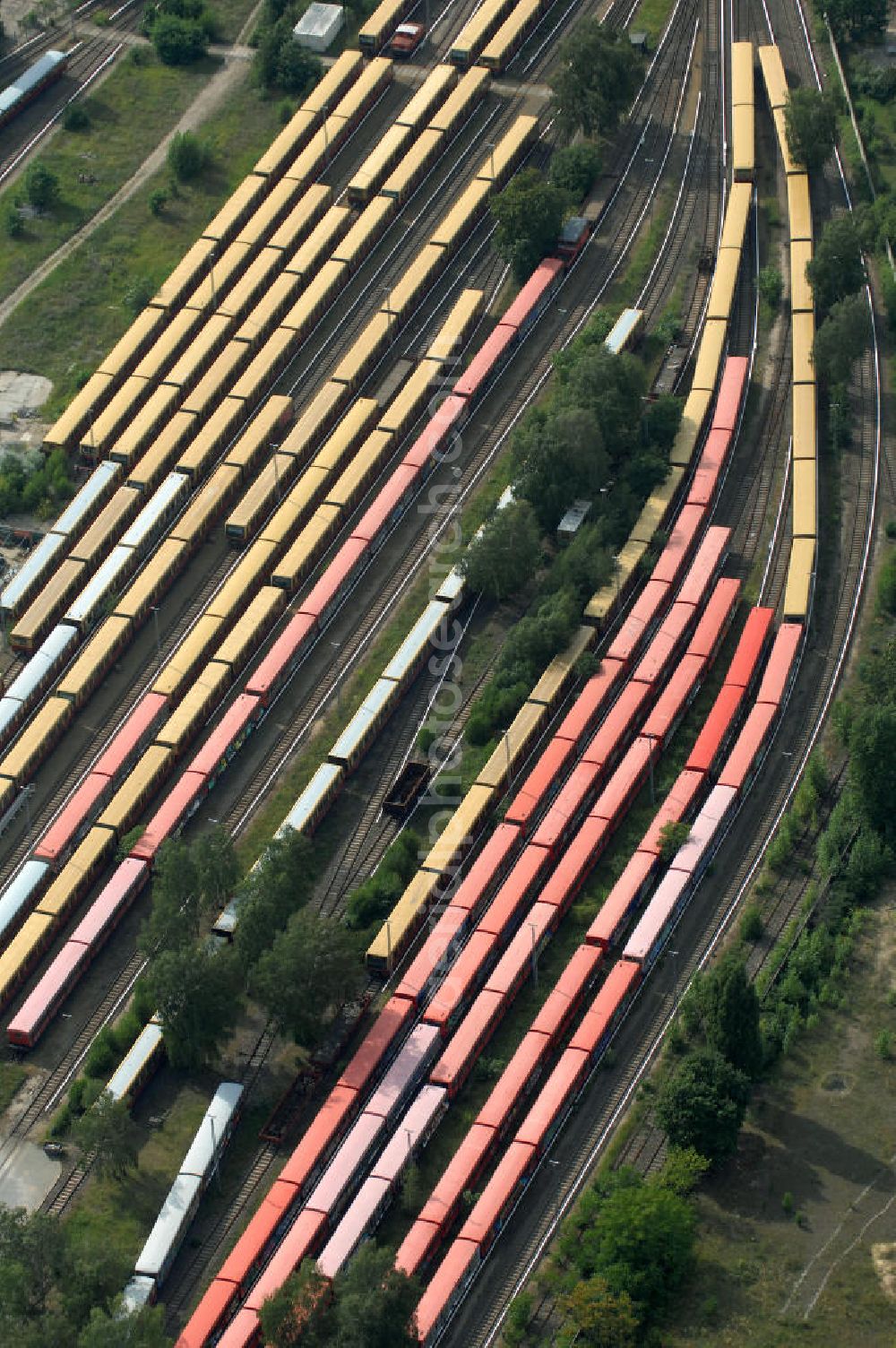 Berlin from above - Blick auf die überfüllten Abstellgleise vor den Reparaturhallen der S-Bahn-Hauptwerkstatt / Bahnbetriebswerk, auf Grund wiederholter Mängelfälle, in Berlin-Schöneweide. View of the overcrowded sidings with city trains in front of the engine terminal / facilities in Berlin-Niederschöneweide.