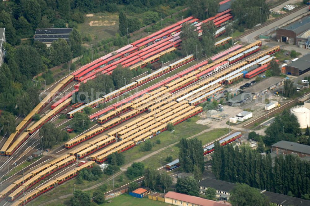 Berlin from the bird's eye view: Blick auf die überfüllten Abstellgleise vor den Reparaturhallen der S-Bahn-Hauptwerkstatt / Bahnbetriebswerk, auf Grund wiederholter Mängelfälle, in Berlin-Schöneweide. View of the overcrowded sidings with city trains in front of the engine terminal / facilities in Berlin-Niederschöneweide.