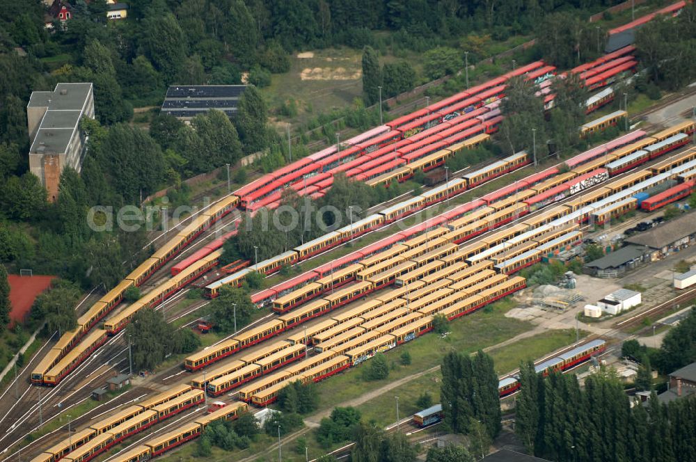 Aerial image Berlin - Blick auf die überfüllten Abstellgleise vor den Reparaturhallen der S-Bahn-Hauptwerkstatt / Bahnbetriebswerk, auf Grund wiederholter Mängelfälle, in Berlin-Schöneweide. View of the overcrowded sidings with city trains in front of the engine terminal / facilities in Berlin-Niederschöneweide.