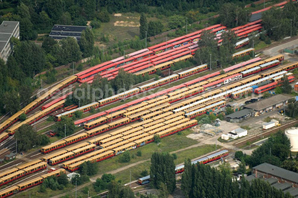 Aerial photograph Berlin - Blick auf die überfüllten Abstellgleise vor den Reparaturhallen der S-Bahn-Hauptwerkstatt / Bahnbetriebswerk, auf Grund wiederholter Mängelfälle, in Berlin-Schöneweide. View of the overcrowded sidings with city trains in front of the engine terminal / facilities in Berlin-Niederschöneweide.