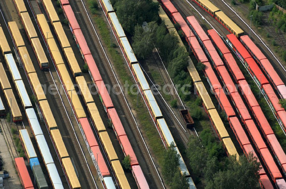 Berlin from above - Blick auf die überfüllten Abstellgleise vor den Reparaturhallen der S-Bahn-Hauptwerkstatt / Bahnbetriebswerk, auf Grund wiederholter Mängelfälle, in Berlin-Schöneweide. View of the overcrowded sidings with city trains in front of the engine terminal / facilities in Berlin-Niederschöneweide.