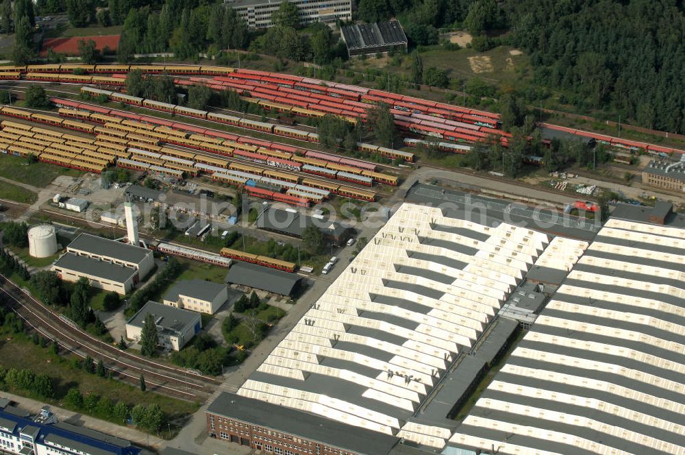 Berlin from the bird's eye view: Blick auf die überfüllten Abstellgleise vor den Reparaturhallen der S-Bahn-Hauptwerkstatt / Bahnbetriebswerk, auf Grund wiederholter Mängelfälle, in Berlin-Schöneweide. View of the overcrowded sidings with city trains in front of the engine terminal / facilities in Berlin-Niederschöneweide.