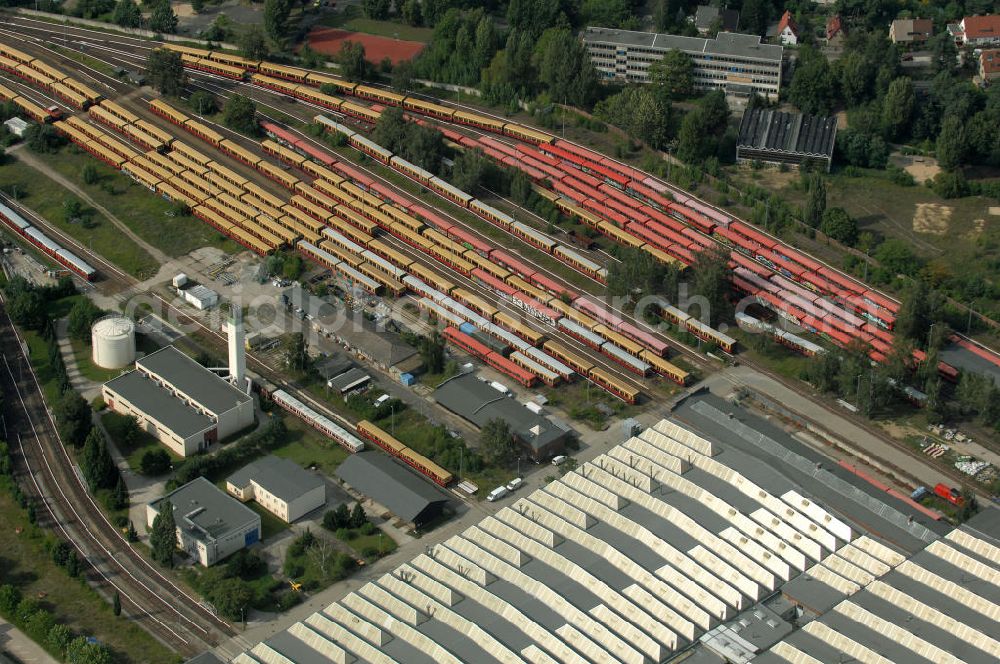 Aerial image Berlin - Blick auf die überfüllten Abstellgleise vor den Reparaturhallen der S-Bahn-Hauptwerkstatt / Bahnbetriebswerk, auf Grund wiederholter Mängelfälle, in Berlin-Schöneweide. View of the overcrowded sidings with city trains in front of the engine terminal / facilities in Berlin-Niederschöneweide.