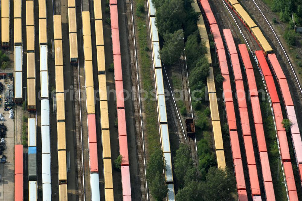 Aerial photograph Berlin - Blick auf die überfüllten Abstellgleise vor den Reparaturhallen der S-Bahn-Hauptwerkstatt / Bahnbetriebswerk, auf Grund wiederholter Mängelfälle, in Berlin-Schöneweide. View of the overcrowded sidings with city trains in front of the engine terminal / facilities in Berlin-Niederschöneweide.