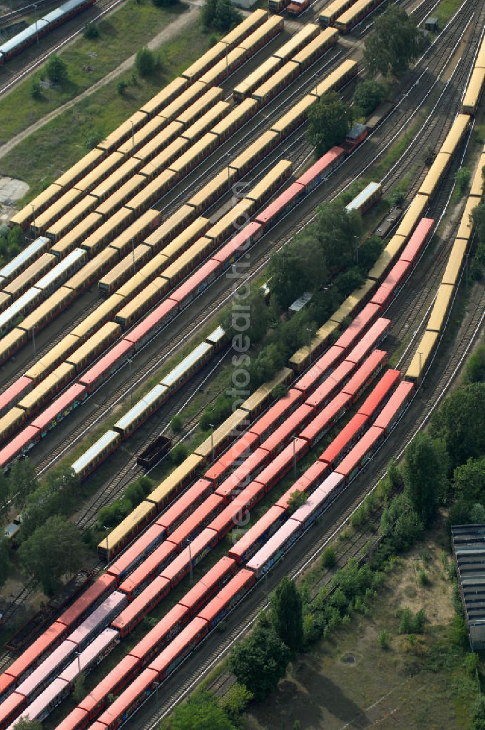 Berlin from above - Blick auf die überfüllten Abstellgleise vor den Reparaturhallen der S-Bahn-Hauptwerkstatt / Bahnbetriebswerk, auf Grund wiederholter Mängelfälle, in Berlin-Schöneweide. View of the overcrowded sidings with city trains in front of the engine terminal / facilities in Berlin-Niederschöneweide.