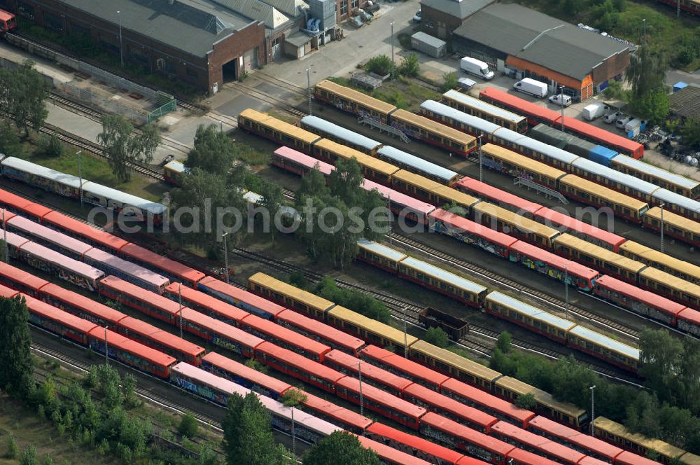 Berlin from the bird's eye view: Blick auf die überfüllten Abstellgleise vor den Reparaturhallen der S-Bahn-Hauptwerkstatt / Bahnbetriebswerk, auf Grund wiederholter Mängelfälle, in Berlin-Schöneweide. View of the overcrowded sidings with city trains in front of the engine terminal / facilities in Berlin-Niederschöneweide.