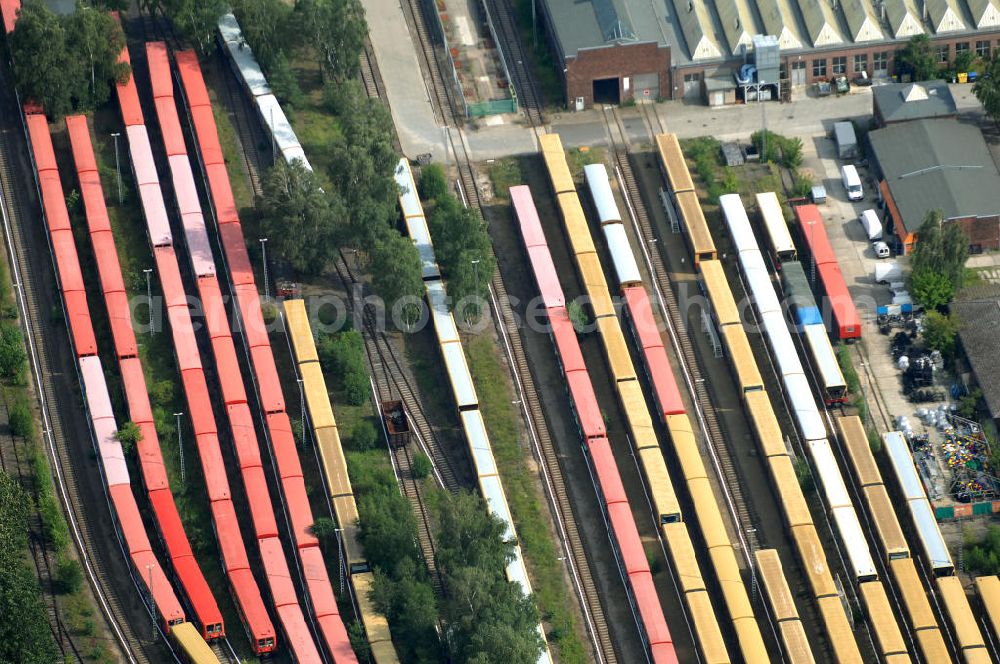 Aerial image Berlin - Blick auf die überfüllten Abstellgleise vor den Reparaturhallen der S-Bahn-Hauptwerkstatt / Bahnbetriebswerk, auf Grund wiederholter Mängelfälle, in Berlin-Schöneweide. View of the overcrowded sidings with city trains in front of the engine terminal / facilities in Berlin-Niederschöneweide.