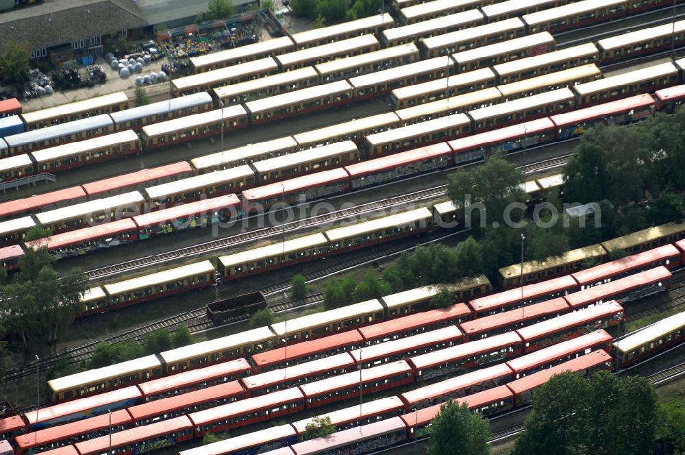 Aerial photograph Berlin - Blick auf die überfüllten Abstellgleise vor den Reparaturhallen der S-Bahn-Hauptwerkstatt / Bahnbetriebswerk, auf Grund wiederholter Mängelfälle, in Berlin-Schöneweide. View of the overcrowded sidings with city trains in front of the engine terminal / facilities in Berlin-Niederschöneweide.