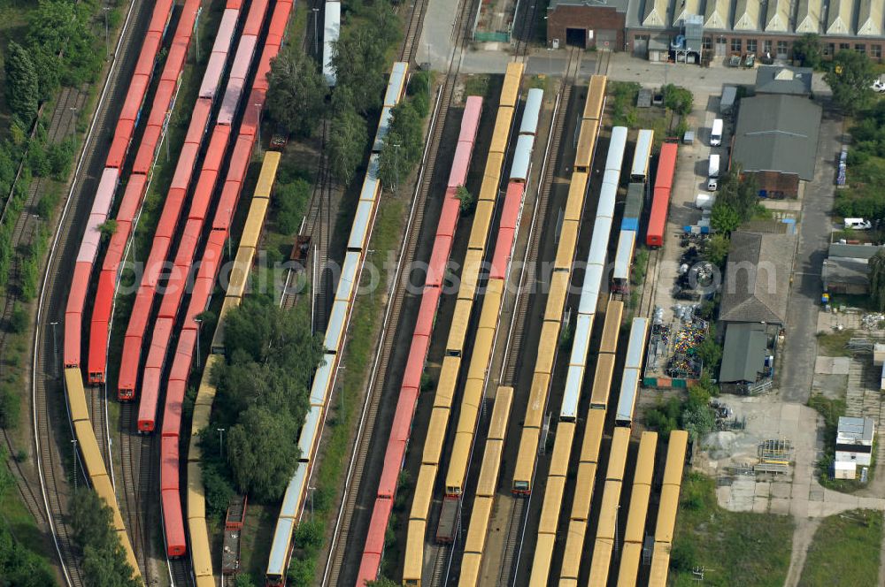 Berlin from above - Blick auf die überfüllten Abstellgleise vor den Reparaturhallen der S-Bahn-Hauptwerkstatt / Bahnbetriebswerk, auf Grund wiederholter Mängelfälle, in Berlin-Schöneweide. View of the overcrowded sidings with city trains in front of the engine terminal / facilities in Berlin-Niederschöneweide.