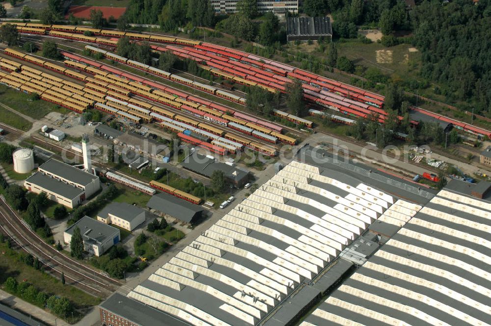 Aerial photograph Berlin - Blick auf die überfüllten Abstellgleise vor den Reparaturhallen der S-Bahn-Hauptwerkstatt / Bahnbetriebswerk, auf Grund wiederholter Mängelfälle, in Berlin-Schöneweide. View of the overcrowded sidings with city trains in front of the engine terminal / facilities in Berlin-Niederschöneweide.