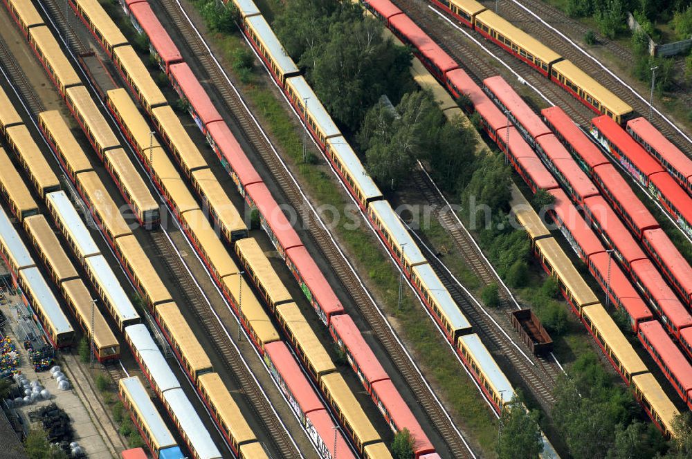 Berlin from above - Blick auf die überfüllten Abstellgleise vor den Reparaturhallen der S-Bahn-Hauptwerkstatt / Bahnbetriebswerk, auf Grund wiederholter Mängelfälle, in Berlin-Schöneweide. View of the overcrowded sidings with city trains in front of the engine terminal / facilities in Berlin-Niederschöneweide.