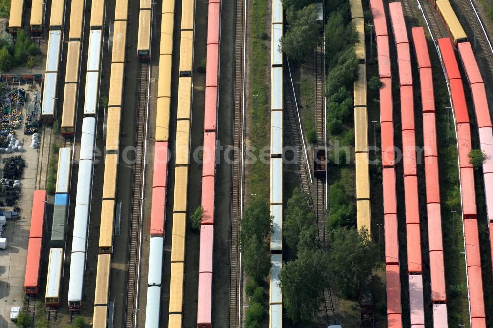 Berlin from the bird's eye view: Blick auf die überfüllten Abstellgleise vor den Reparaturhallen der S-Bahn-Hauptwerkstatt / Bahnbetriebswerk, auf Grund wiederholter Mängelfälle, in Berlin-Schöneweide. View of the overcrowded sidings with city trains in front of the engine terminal / facilities in Berlin-Niederschöneweide.