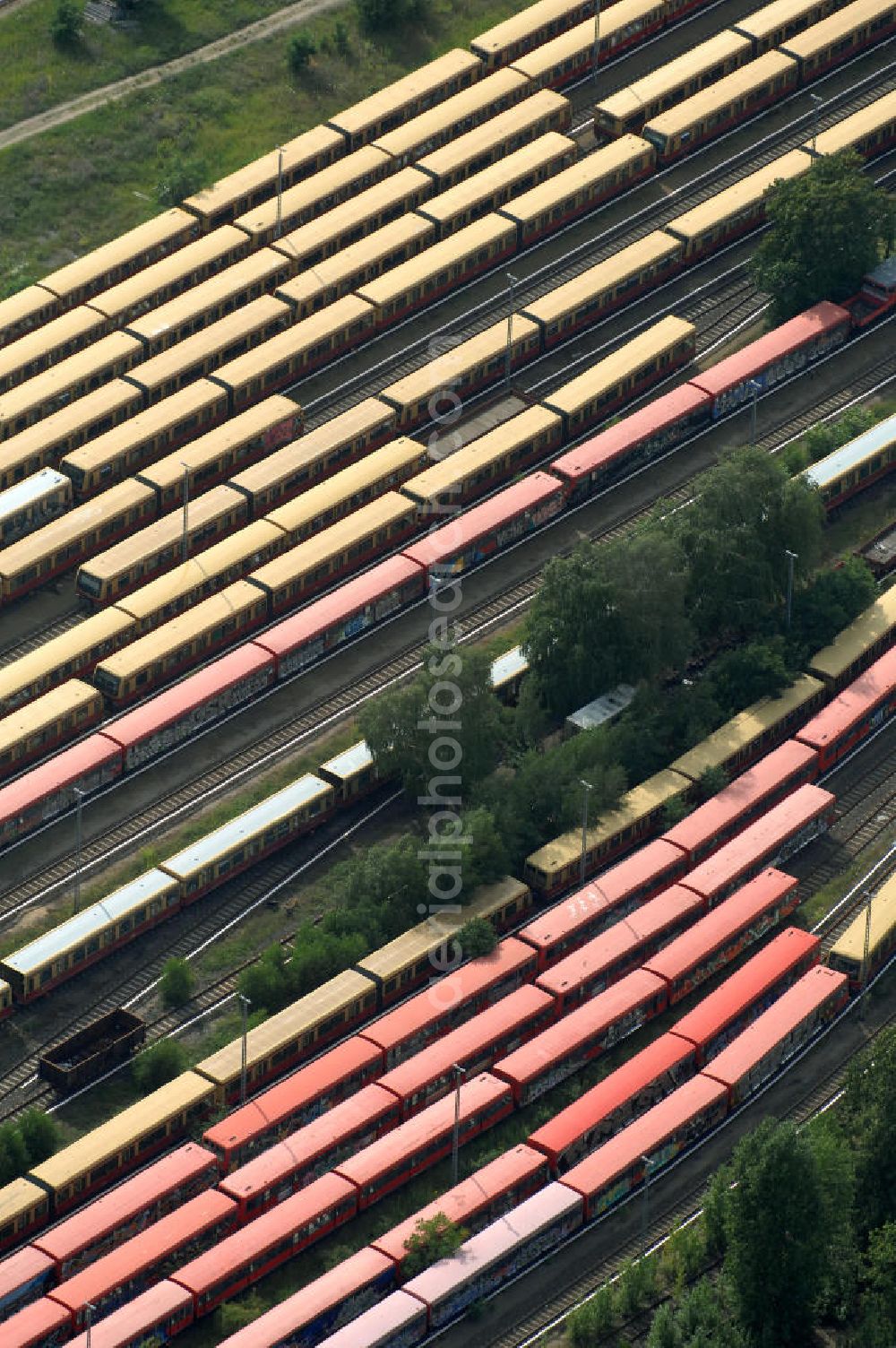 Aerial image Berlin - Blick auf die überfüllten Abstellgleise vor den Reparaturhallen der S-Bahn-Hauptwerkstatt / Bahnbetriebswerk, auf Grund wiederholter Mängelfälle, in Berlin-Schöneweide. View of the overcrowded sidings with city trains in front of the engine terminal / facilities in Berlin-Niederschöneweide.