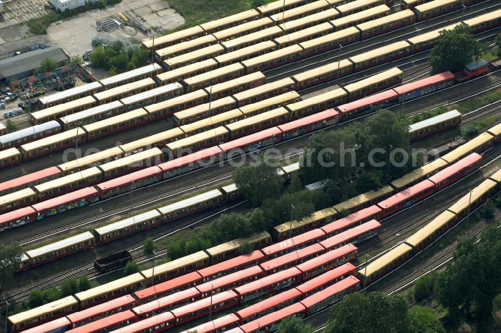 Aerial photograph Berlin - Blick auf die überfüllten Abstellgleise vor den Reparaturhallen der S-Bahn-Hauptwerkstatt / Bahnbetriebswerk, auf Grund wiederholter Mängelfälle, in Berlin-Schöneweide. View of the overcrowded sidings with city trains in front of the engine terminal / facilities in Berlin-Niederschöneweide.