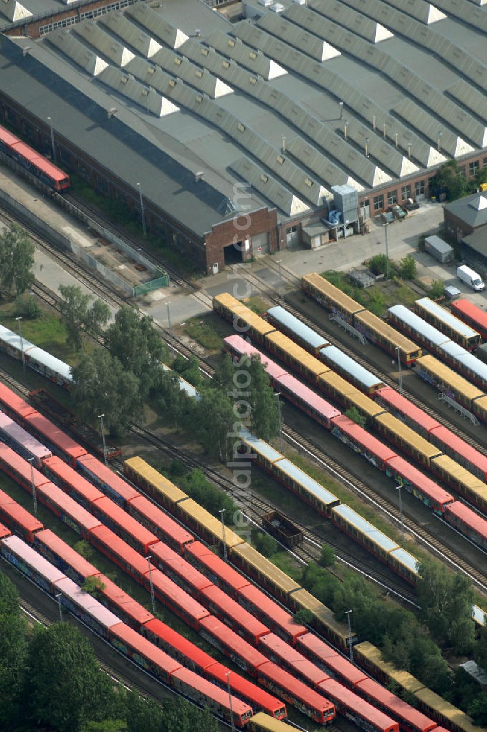 Berlin from above - Blick auf die überfüllten Abstellgleise vor den Reparaturhallen der S-Bahn-Hauptwerkstatt / Bahnbetriebswerk, auf Grund wiederholter Mängelfälle, in Berlin-Schöneweide. View of the overcrowded sidings with city trains in front of the engine terminal / facilities in Berlin-Niederschöneweide.