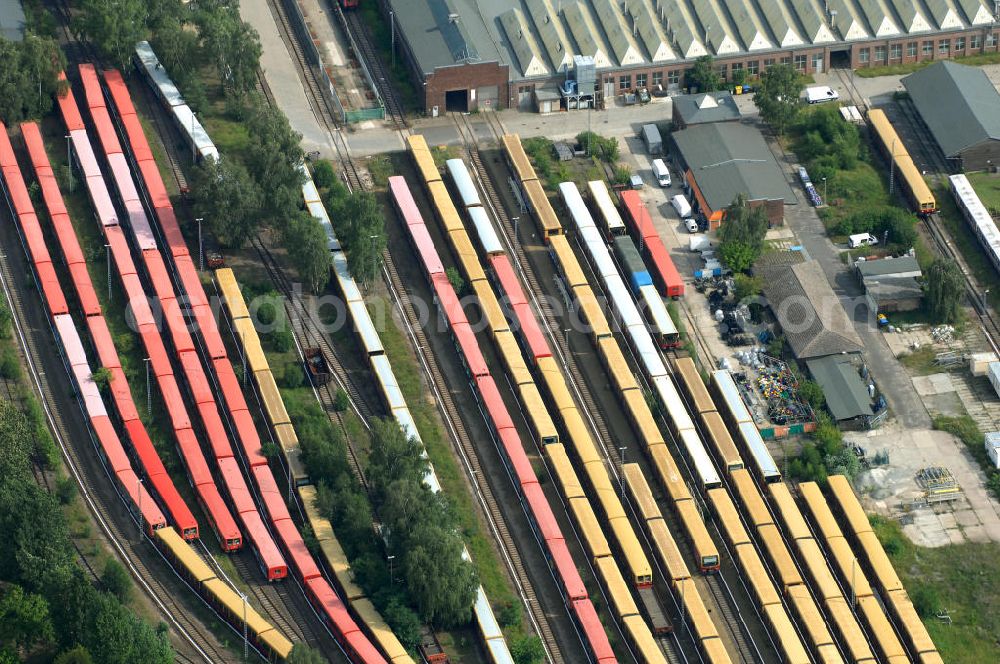 Berlin from the bird's eye view: Blick auf die überfüllten Abstellgleise vor den Reparaturhallen der S-Bahn-Hauptwerkstatt / Bahnbetriebswerk, auf Grund wiederholter Mängelfälle, in Berlin-Schöneweide. View of the overcrowded sidings with city trains in front of the engine terminal / facilities in Berlin-Niederschöneweide.