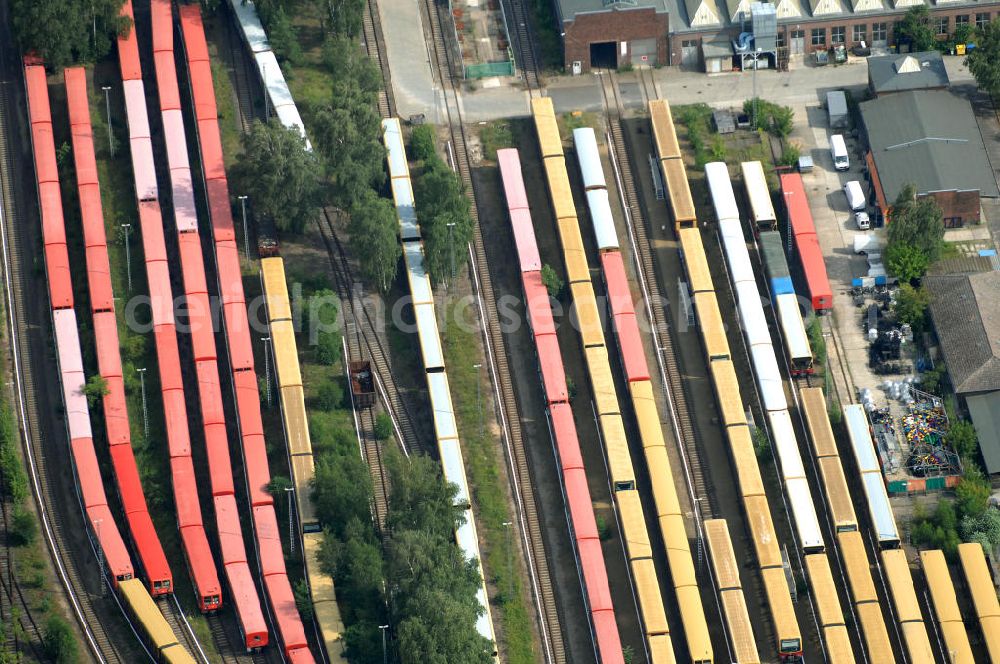 Aerial image Berlin - Blick auf die überfüllten Abstellgleise vor den Reparaturhallen der S-Bahn-Hauptwerkstatt / Bahnbetriebswerk, auf Grund wiederholter Mängelfälle, in Berlin-Schöneweide. View of the overcrowded sidings with city trains in front of the engine terminal / facilities in Berlin-Niederschöneweide.