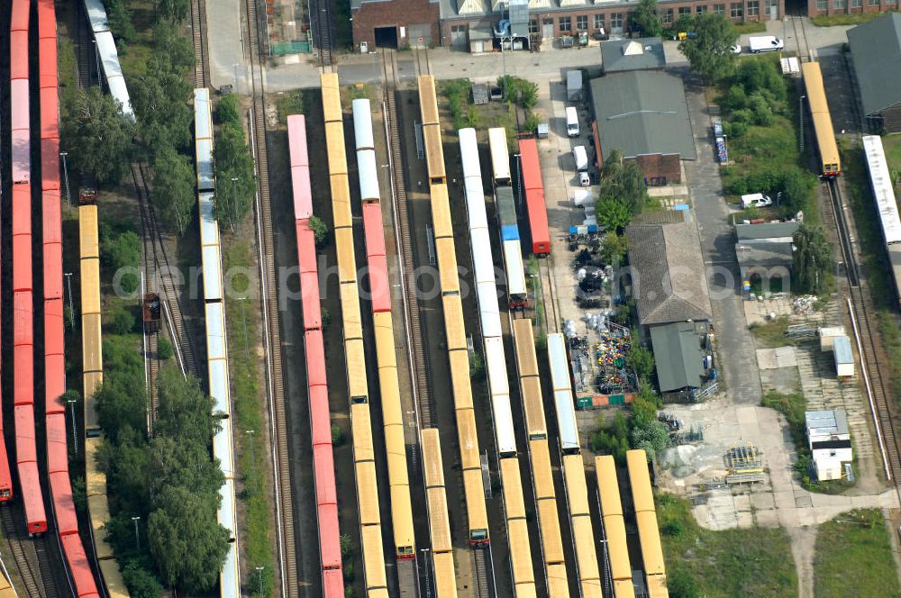 Aerial photograph Berlin - Blick auf die überfüllten Abstellgleise vor den Reparaturhallen der S-Bahn-Hauptwerkstatt / Bahnbetriebswerk, auf Grund wiederholter Mängelfälle, in Berlin-Schöneweide. View of the overcrowded sidings with city trains in front of the engine terminal / facilities in Berlin-Niederschöneweide.