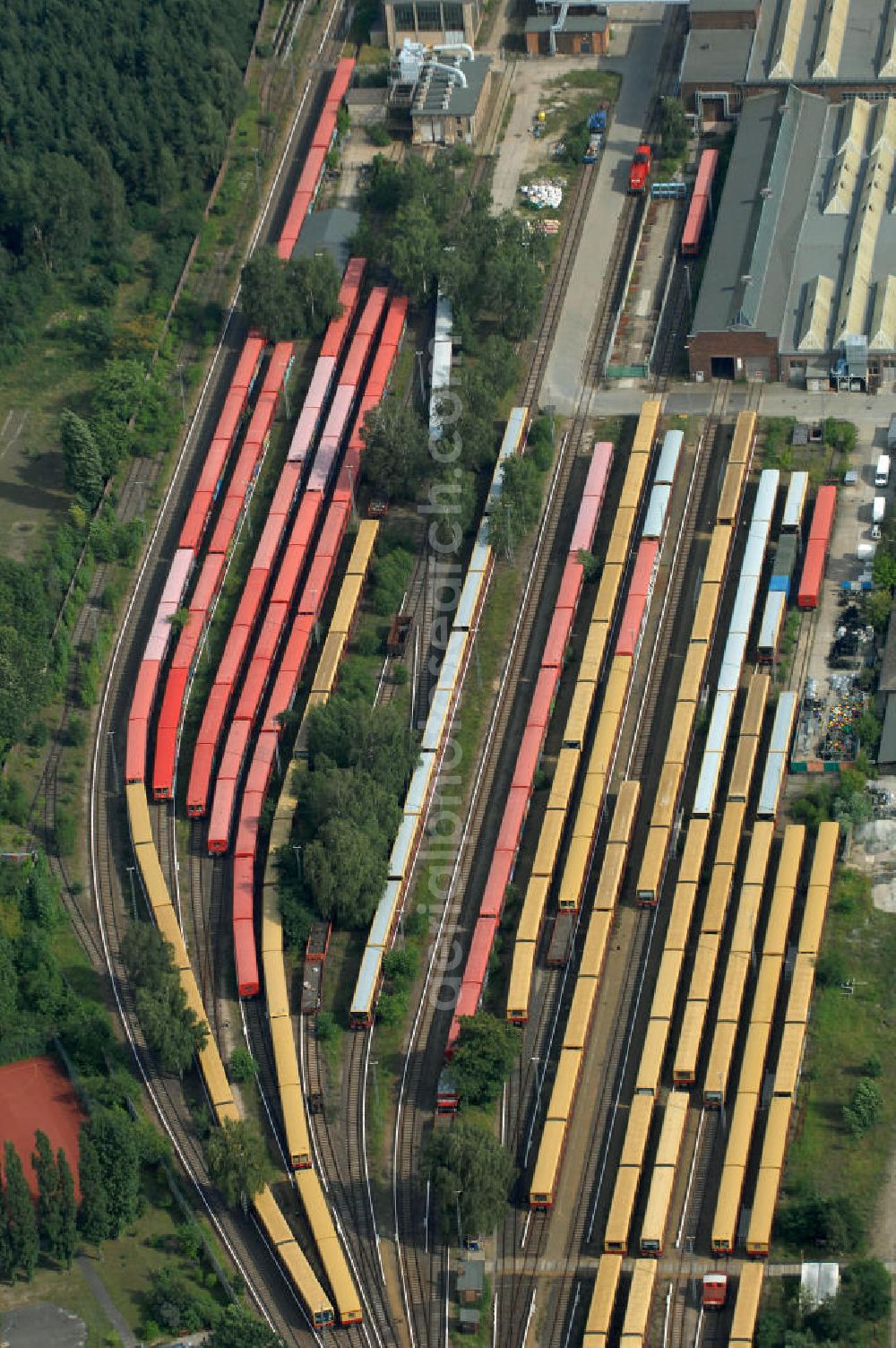 Berlin from above - Blick auf die überfüllten Abstellgleise vor den Reparaturhallen der S-Bahn-Hauptwerkstatt / Bahnbetriebswerk, auf Grund wiederholter Mängelfälle, in Berlin-Schöneweide. View of the overcrowded sidings with city trains in front of the engine terminal / facilities in Berlin-Niederschöneweide.