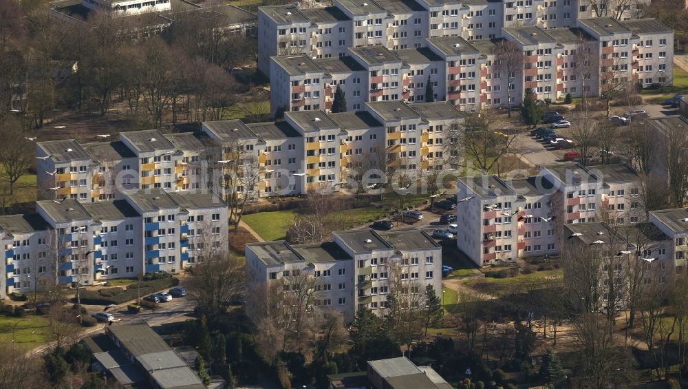 Aerial photograph Marl - Overflight of a formation flying cranes on a high-rise building - rental housing settlement in Marl in the state of North Rhine-Westphalia