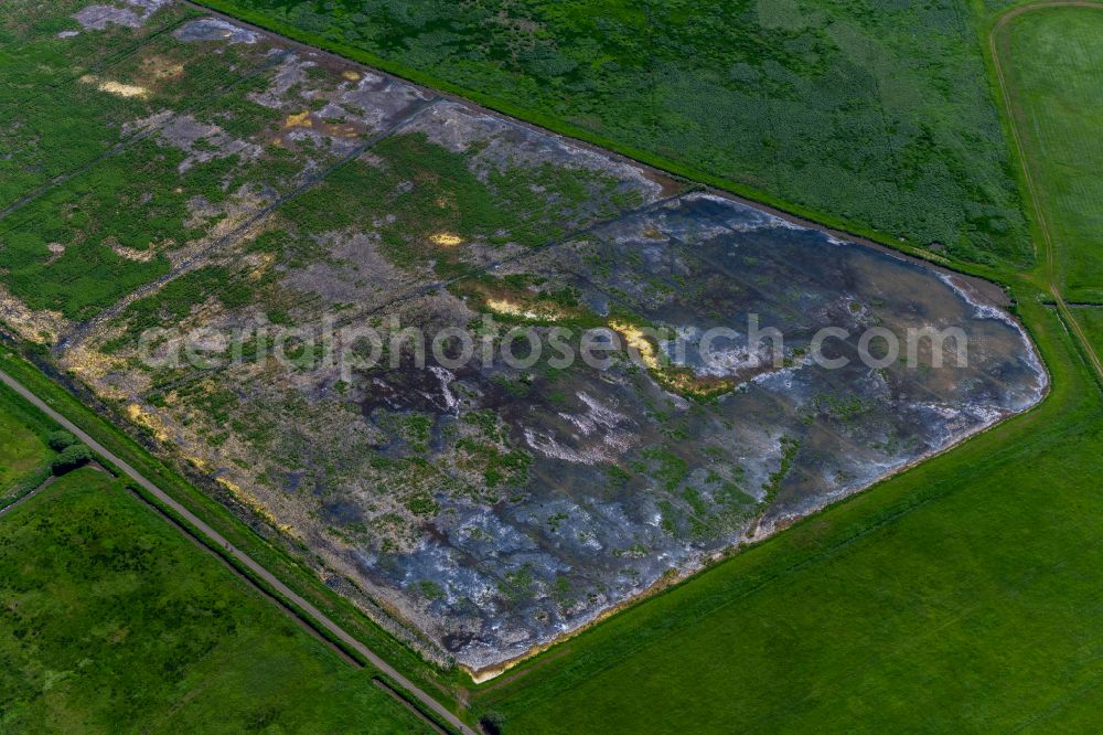 Bremen from the bird's eye view: Riparian areas and flooded flood meadows due to a river bed leading to flood levels in the district Borgfeld in Bremen, Germany