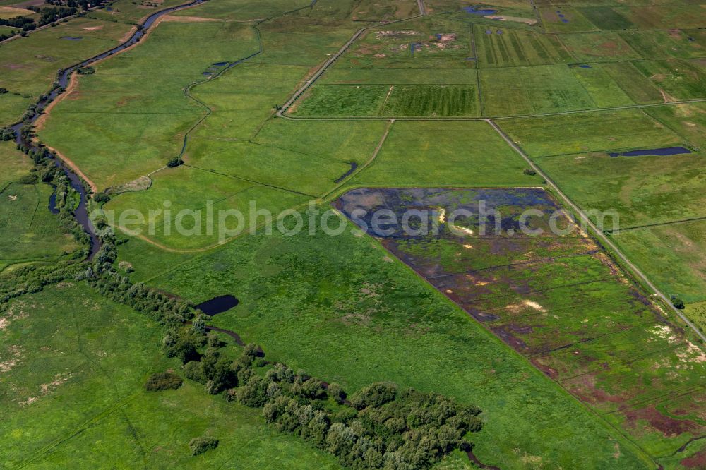 Aerial image Bremen - Riparian areas and flooded flood meadows due to a river bed leading to flood levels in the district Borgfeld in Bremen, Germany