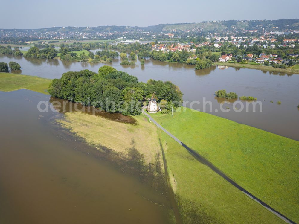 Aerial image Dresden - Bank areas and flooded flood meadows caused by the flood-level riverbed of the Elbe at the Gohlis windmill on the Windmuehlenweg road in the district of Gohlis in Dresden in the federal state of Saxony, Germany