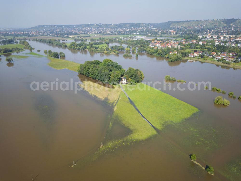 Aerial photograph Dresden - Bank areas and flooded flood meadows caused by the flood-level riverbed of the Elbe at the Gohlis windmill on the Windmuehlenweg road in the district of Gohlis in Dresden in the federal state of Saxony, Germany