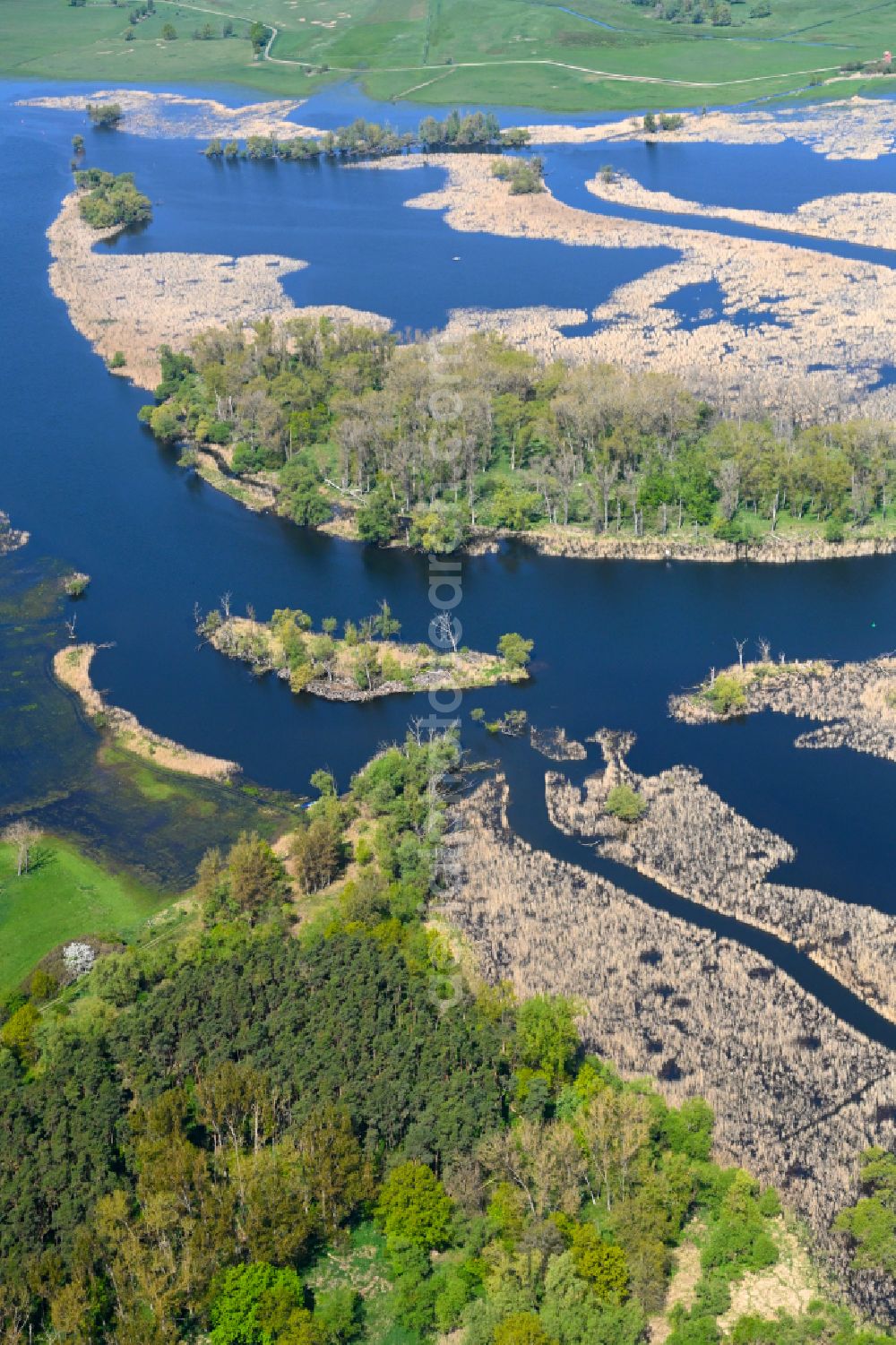 Jederitz from the bird's eye view: Riparian areas and flooded flood meadows due to a river bed leading to flood levels the Havel in Jederitz in the state Saxony-Anhalt, Germany