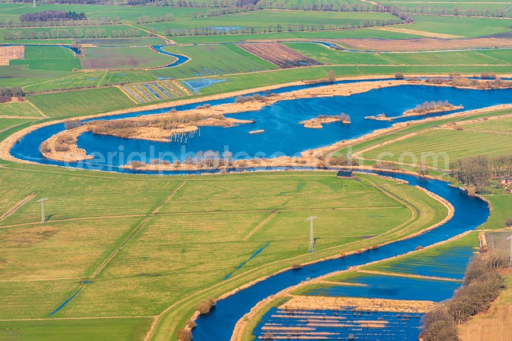 Estorf from the bird's eye view: Riparian areas and flooded flood meadows due to a river bed leading to flood levels of Naturschutzgebiet Osteschleifen in Estorf in the state Lower Saxony, Germany