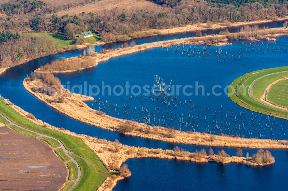 Aerial image Estorf - Riparian areas and flooded flood meadows due to a river bed leading to flood levels of Naturschutzgebiet Osteschleifen in Estorf in the state Lower Saxony, Germany