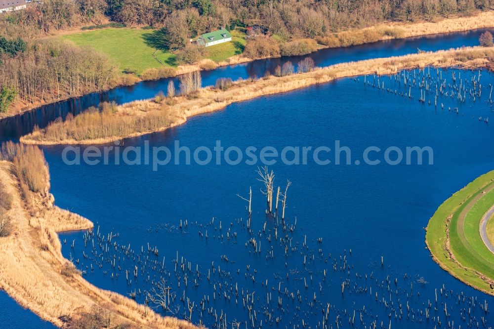 Estorf from the bird's eye view: Riparian areas and flooded flood meadows due to a river bed leading to flood levels of Naturschutzgebiet Osteschleifen in Estorf in the state Lower Saxony, Germany