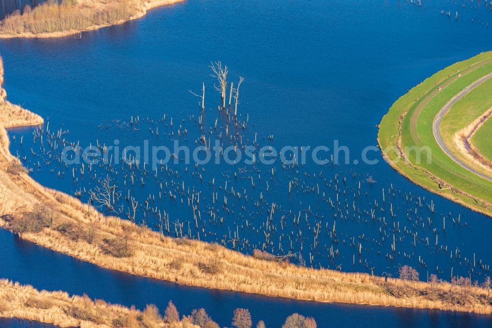 Aerial image Estorf - Riparian areas and flooded flood meadows due to a river bed leading to flood levels of Naturschutzgebiet Osteschleifen in Estorf in the state Lower Saxony, Germany